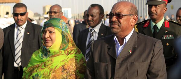 الرئيس السوداني المعزول عمر البشير وزوجته وداد بابكر الرئيس السوداني المعزول عمر البشير وزوجته وداد بابكر - سبوتنيك عربي