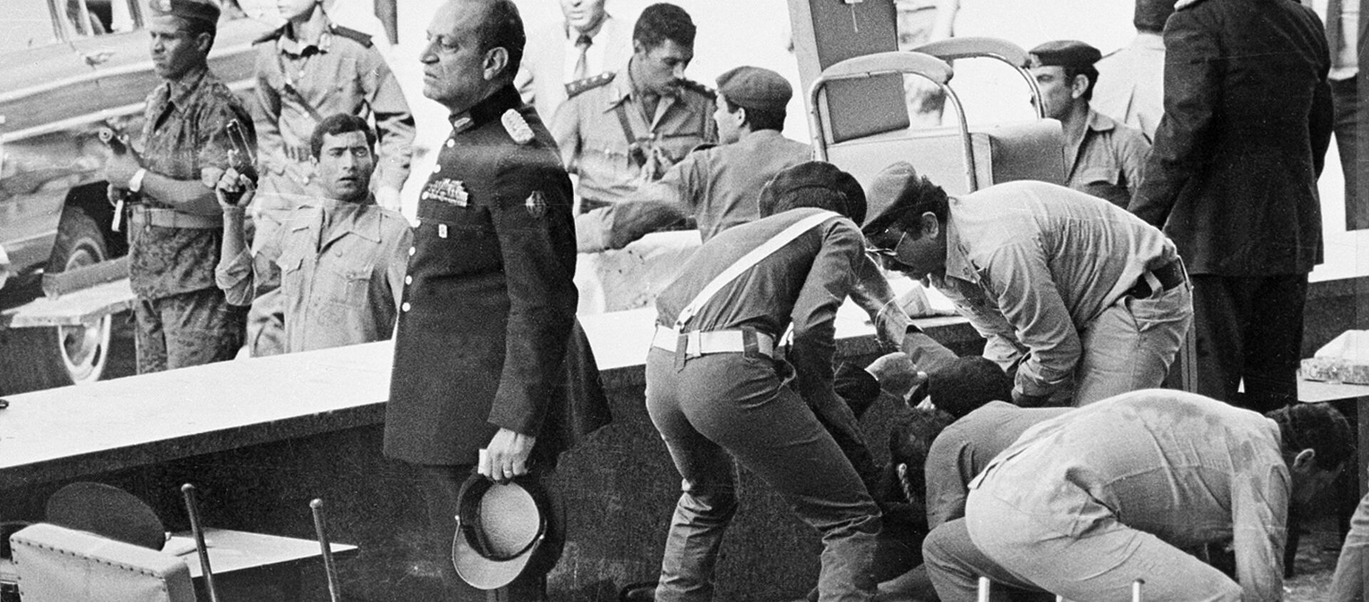 فوضى على المنصة التي كان يجلس عليها الرئيس محمد أنور السادات بعد اغتياله - سبوتنيك عربي, 1920, 06.10.2020