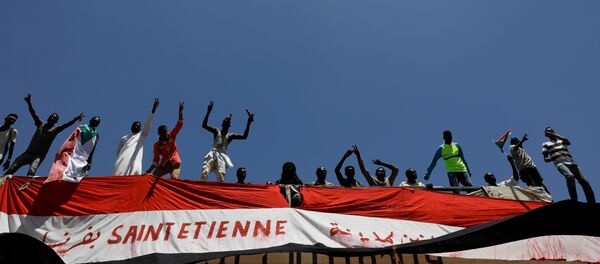 متظاهرون سودانيون يحتجون وهم يقفون على جسر للسكك الحديدية بالقرب من وزارة الدفاع في الخرطوم متظاهرون سودانيون يحتجون وهم يقفون على جسر للسكك الحديدية بالقرب من وزارة الدفاع في الخرطوم - سبوتنيك عربي