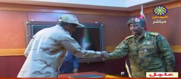 عبد الفتاح البرهان أمام محمد حمدان دقلو وهو يؤدي اليمين الدستورية كنائب معين لرئيس المجلس العسكري الانتقالي في الخرطوم - سبوتنيك عربي