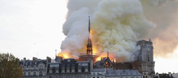 حريق في كاتدرائية نوتردام في العاصمة الفرنسية باريس/ 15 نيسان/أبريل 2019 - سبوتنيك عربي