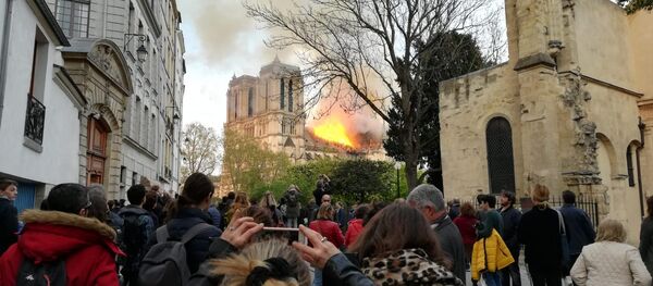La cathédrale de Notre-Dame de Paris en proie aux flammes La cathédrale de Notre-Dame de Paris en proie aux flammes - سبوتنيك عربي