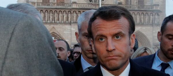 الرئيس الفرنسي إيمانويل ماكرون في موقغ حريق كاتدرائية نوتردام في العاصمة الفرنسية باريس، 15 نيسان/أبريل 2019 الرئيس الفرنسي إيمانويل ماكرون في موقغ حريق كاتدرائية نوتردام في العاصمة الفرنسية باريس، 15 نيسان/أبريل 2019 - سبوتنيك عربي