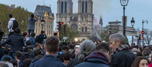 حريق كاتدرائية نوتردام في باريس، فرنسا 15 أبريل/ نيسان 2019 - سبوتنيك عربي