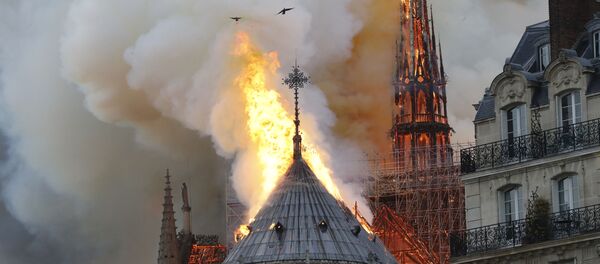 حريق كاتدرائية نوتردام في باريس، فرنسا 15 أبريل/ نيسان 2019 - سبوتنيك عربي
