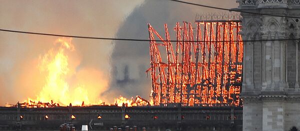 حريق كاتدرائية نوتردام في باريس، فرنسا 15 أبريل/ نيسان 2019 - سبوتنيك عربي