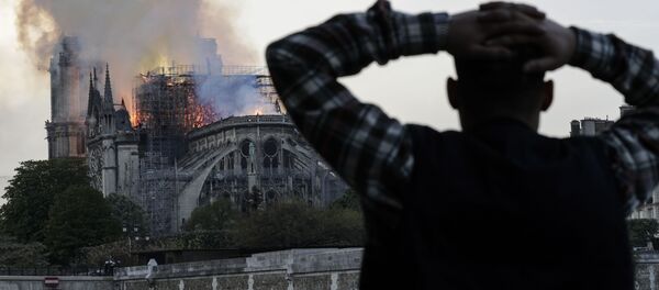 حريق كاتدرائية نوتردام في باريس، فرنسا 15 أبريل/ نيسان 2019 - سبوتنيك عربي