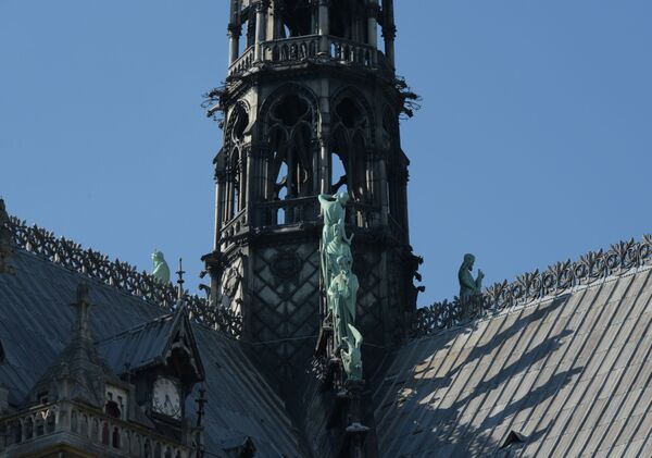 تماثيل تلاميذ المسيح (الرسل) بالقرب من المسلة التي كانت تعلو سطح نوتردام في باريس - سبوتنيك عربي