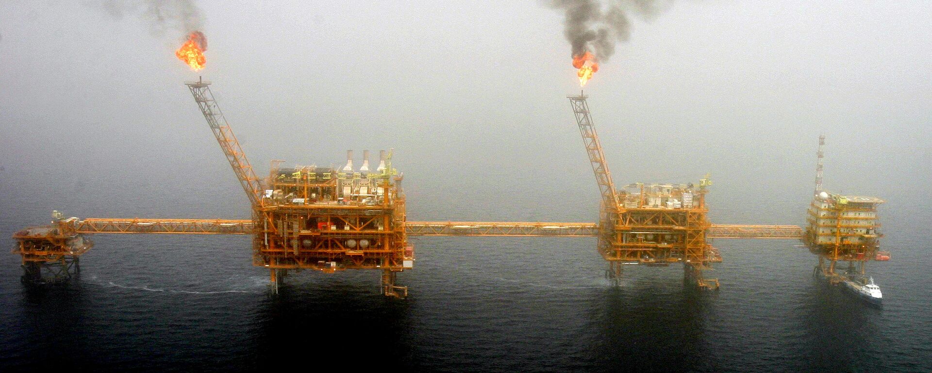 مشاعل الغاز من منصة إنتاج النفط في حقول نفط سوروش - سبوتنيك عربي, 1920, 06.02.2022