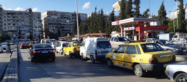 أزمة البنزين في أوتستراد المزة، سوريا، 16 أبريل/ نيسان 2019 - سبوتنيك عربي