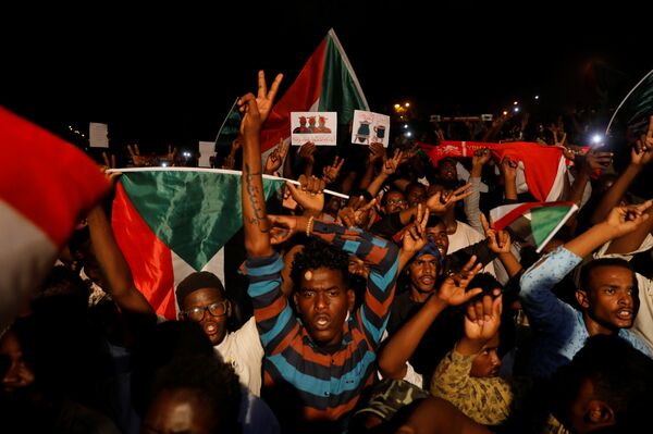 متظاهرون سودانيون يحتجون خارج وزارة الدفاع في الخرطوم - سبوتنيك عربي