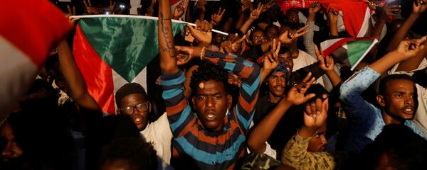 متظاهرون سودانيون يحتجون خارج وزارة الدفاع في الخرطوم - سبوتنيك عربي