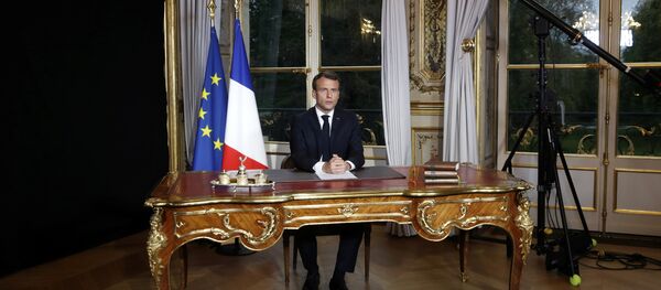 الرئيس الفرنسي إيمانويل ماكرون يخاطب الأمة الفرنسية إثر حريق هائل في كاتدرائية نوتردام في قصر الإليزيه في باريس الرئيس الفرنسي إيمانويل ماكرون يخاطب الأمة الفرنسية إثر حريق هائل في كاتدرائية نوتردام في قصر الإليزيه في باريس - سبوتنيك عربي