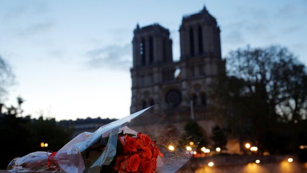 زهور أمام كنيسة نوتردام في فرنسا بعد حريقها - سبوتنيك عربي