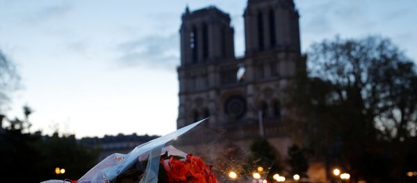 زهور أمام كنيسة نوتردام في فرنسا بعد حريقها - سبوتنيك عربي