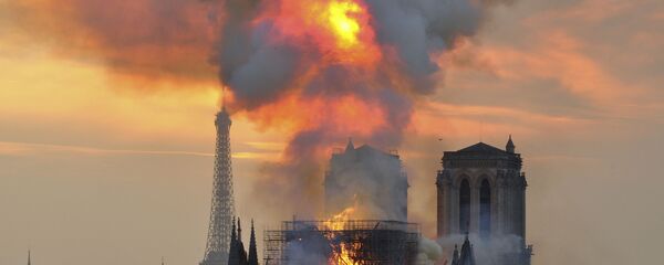 اشتعال حريق هائل في كاتدرائية نوتردام في باريس، فرنسا 15 أبريل/ نيسان 2019 - سبوتنيك عربي