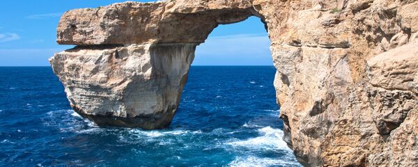 نافذة أزور (أو نافذة دويجرا) على جزيرة غودش، ثاني أكبر جزر مالطا نافذة أزور (أو نافذة دويجرا) على جزيرة غودش، ثاني أكبر جزر مالطا - سبوتنيك عربي