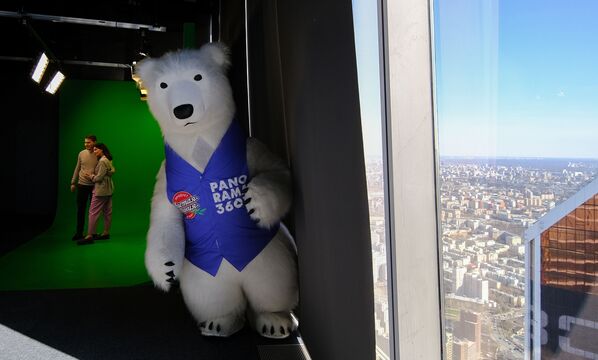 زوار منصة المشاهدة بانوراما 360 (PANORAMA360)، على الطابق الـ89 من ناطحة سحاب فيديراتسيا (الاتحاد)، في المجمع الاقتصادي الدولي موسكفا-سيتي (موسكو سيتي) - سبوتنيك عربي