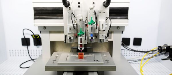 علماء إسرائيليون من جامعة تل أبيب ينجحون في تخليق أول قلب بشري ثلاثي الأبعاد في العالم، أثناء خلال العرض في أحد مختبرات الجامعة، إسرائيل، 15 أبريل/ نيسان 2019 - سبوتنيك عربي