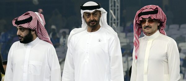 الوليد بن طلال والشيخ محمد بن زايد وتركي آل الشيخ في نهائي البطولة العربية في استاد هزاع بن زايد بدولة الإمارات العربية المتحدة، 18 نيسان/أبريل 2019 - سبوتنيك عربي