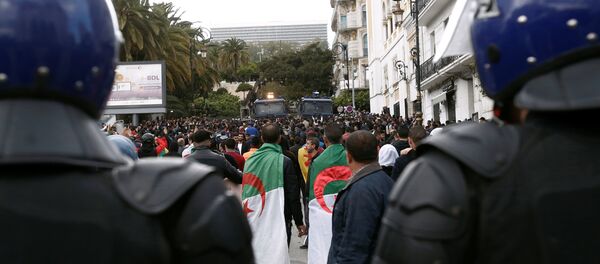 ضباط الشرطة يقفون في أثناء احتجاج على تعيين الرئيس المؤقت عبد القادر بن صالح في الجزائر العاصمة - سبوتنيك عربي