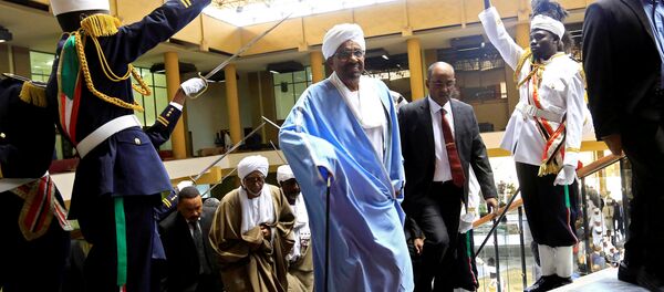 الرئيس السوداني عمر البشير يصل لإلقاء خطاب في البرلمان في الخرطوم - سبوتنيك عربي