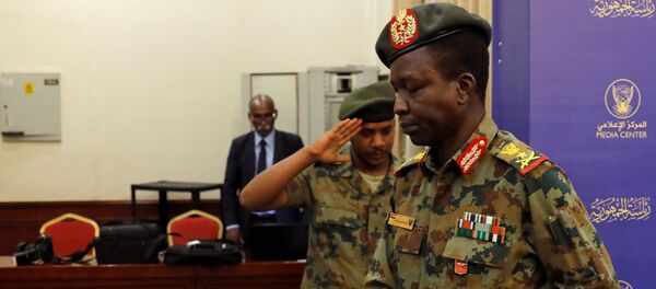 المتحدث باسم الجيش السوداني اللواء شمس الدين كباشي يغادر مؤتمرا صحفيا في الخرطوم - سبوتنيك عربي