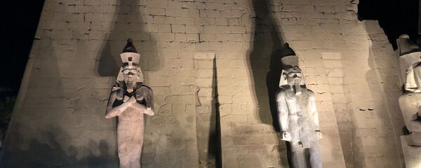 تمثال رمسيس الثاني على واجهة معبد الأقصر تمثال رمسيس الثاني على واجهة معبد الأقصر - سبوتنيك عربي