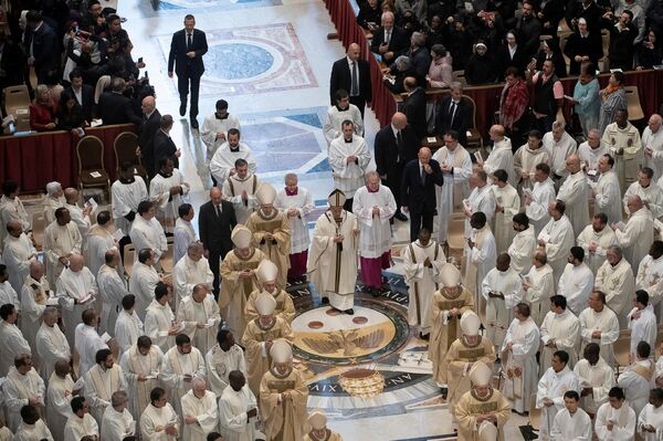 البابا فرانسيس يحتفل بالقداس يوم الخميس المقدس خلال أسبوع عيد الفصح في كنيسة القديس بطرس في الفاتيكان - سبوتنيك عربي