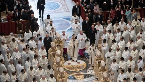 البابا فرانسيس يحتفل بالقداس يوم الخميس المقدس خلال أسبوع عيد الفصح في كنيسة القديس بطرس في الفاتيكان - سبوتنيك عربي