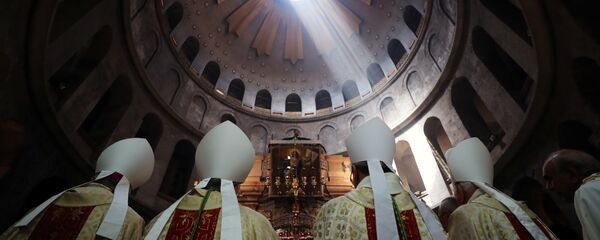 رجال الدين يشاركون في حفل الغسل الكاثوليكي للقدمين في أسبوع عيد الفصح المقدس في كنيسة القيامة في مدينة القدس القديمة - سبوتنيك عربي