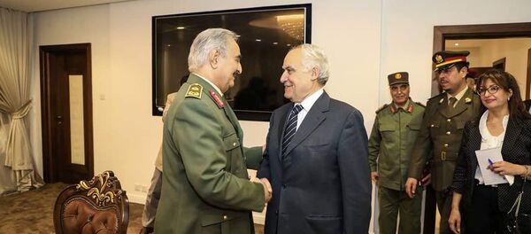 قائد الجيش الليبي المشير خليفة حفتر يستقبل المبعوث الأممي إلى ليبيا غسان سلامة - سبوتنيك عربي