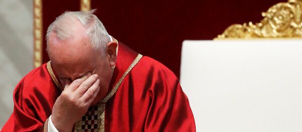 البابا فرنسيس في قداس الجمعة العظيمة بالفاتيكان في إيطاليا، 19 نيسان/أبريل 2019 - سبوتنيك عربي