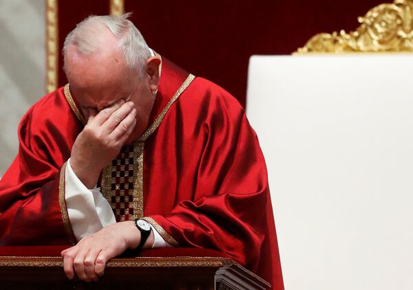 البابا فرنسيس في قداس الجمعة العظيمة بالفاتيكان في إيطاليا، 19 نيسان/أبريل 2019 - سبوتنيك عربي