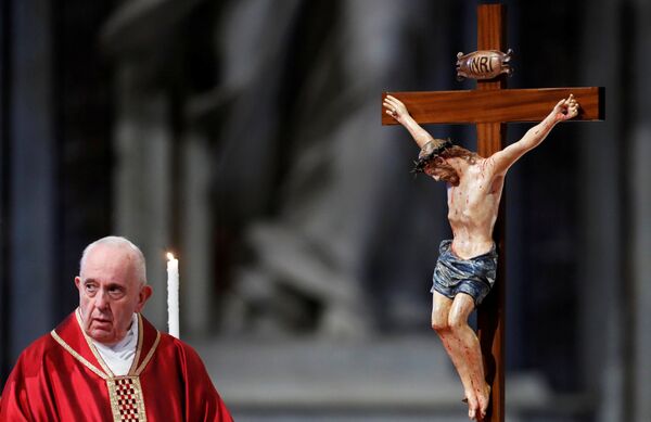 البابا فرنسيس في قداس الجمعة العظيمة بالفاتيكان في إيطاليا، 19 نيسان/أبريل 2019 - سبوتنيك عربي