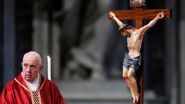 البابا فرنسيس في قداس الجمعة العظيمة بالفاتيكان في إيطاليا، 19 نيسان/أبريل 2019 - سبوتنيك عربي