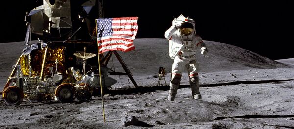 رائد الفضاء جون يونغ أثناء الهبوط الخامس لرواد الفضاء الأمريكيين على سطح القمر - سبوتنيك عربي