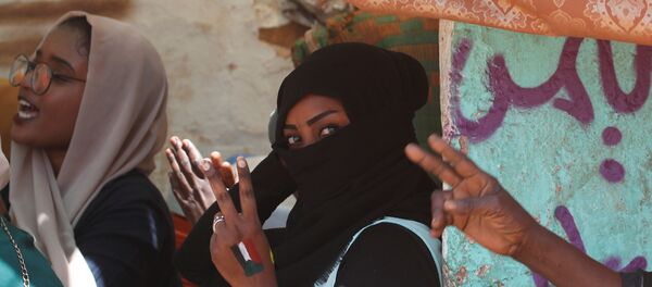 متظاهرات يرفعن علامات النصر أمام وزارة الدفاع في الخرطوم - سبوتنيك عربي