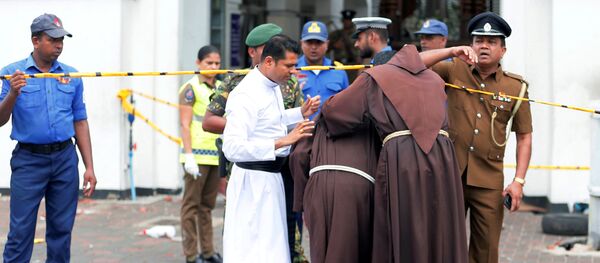 قساوسة يدخلون ضريح القديس أنتوني في كنيسة كوتشيكادي بعد انفجار في كولومبو، سريلانكا، 21 نيسان/أبريل 2019 - سبوتنيك عربي