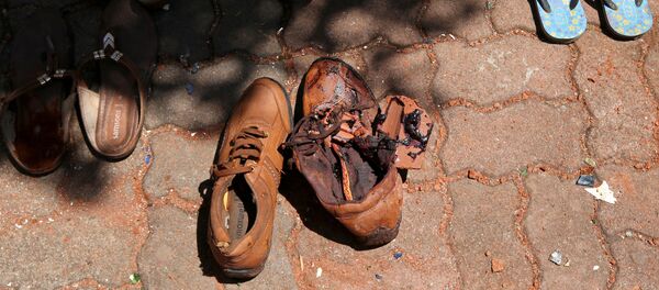 الدماء على زوج من الأحذية في كنيسة القديس سيباستيان الكاثوليكية في نيجومبو - سبوتنيك عربي