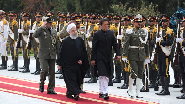 رئيس وزراء باكستان عمران خان مع الرئيس الإيراني حسن روحاني في طهران - سبوتنيك عربي