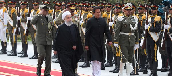 رئيس وزراء باكستان عمران خان مع الرئيس الإيراني حسن روحاني في طهران  - سبوتنيك عربي