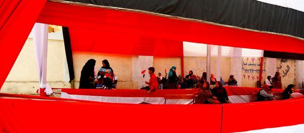 لجنة انتخابية أثناء الاستفتاء على الدستور في مصر - سبوتنيك عربي