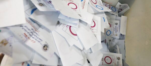 موظفون يقومون بفرز الأصوات في استفتاء التعديلات الدستورية في مصر موظفون يقومون بفرز الأصوات في استفتاء التعديلات الدستورية في مصر - سبوتنيك عربي