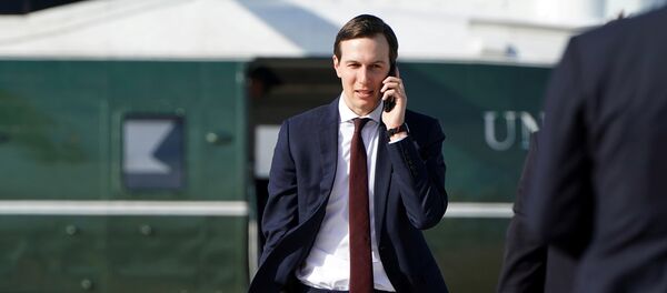 مستشار البيت الأبيض كوشنر أثناء سفره إلى ميشيغان من قاعدة أندروز المشتركة في ماريلاند - سبوتنيك عربي