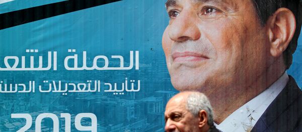 رجل يمشي أمام لافتة تصور الرئيس المصري عبد الفتاح السيسي قبل الاستفتاء على التعديلات الدستورية في القاهرة رجل يمشي أمام لافتة تصور الرئيس المصري عبد الفتاح السيسي قبل الاستفتاء على التعديلات الدستورية في القاهرة - سبوتنيك عربي