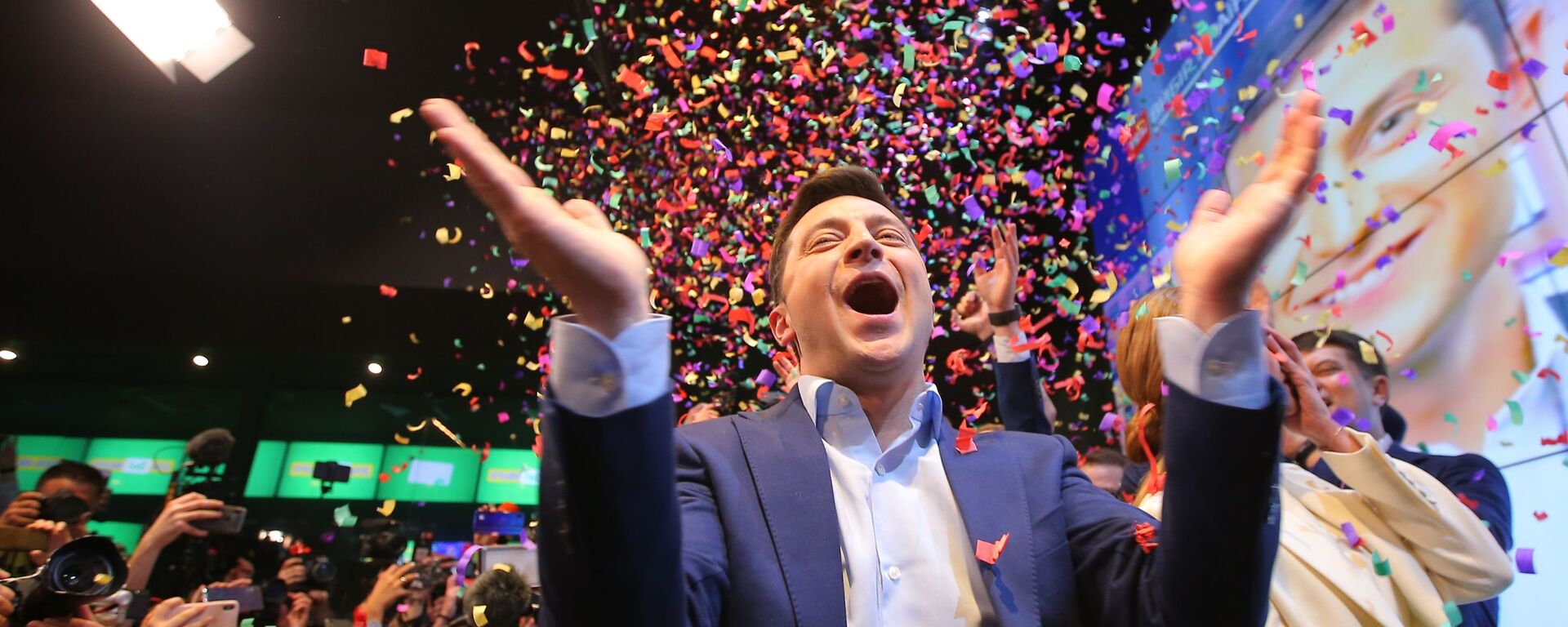 فوز فلاديمير زيلينسكي المرشح الرئاسي الأوكراني،  خلال الإعلان عن النتائج الأولى للجولة الثانية من الانتخابات الرئاسية في أوكرانيا - سبوتنيك عربي, 1920, 31.12.2025