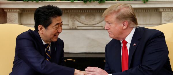 الرئيس الأمريكي دونالد ترامب خلال محادثاته مع رئيس الوزراء الياباني شينزو آبي في البيت الأبيض بالعاصمة الأمريكية واشنطن، 26 نيسان/أبريل 2019 - سبوتنيك عربي