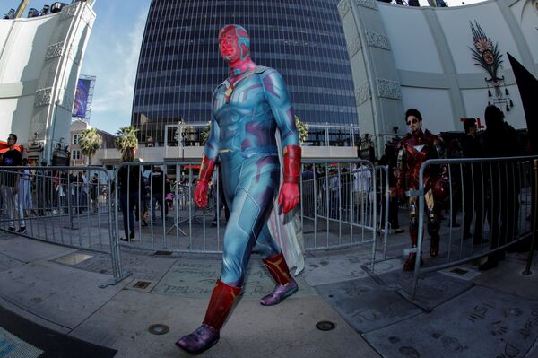 أحد عشاق أفينجرز وهو هو يدخل مسرح TCL الصيني في هوليوود لحضور العرض الافتتاحي - سبوتنيك عربي