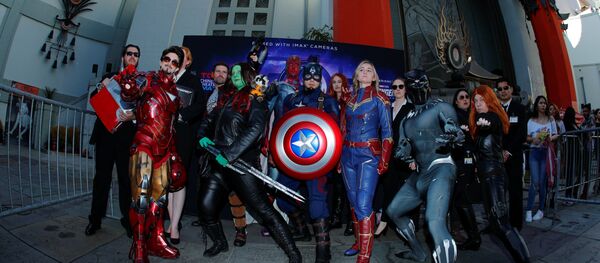 عشاق Avengers يجتمعون في مسرح TCL الصيني في هوليوود لحضور العرض الافتتاحي Avengers: Endgame في لوس أنجلوس - سبوتنيك عربي